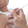 Kind erhält HPV-Impfung