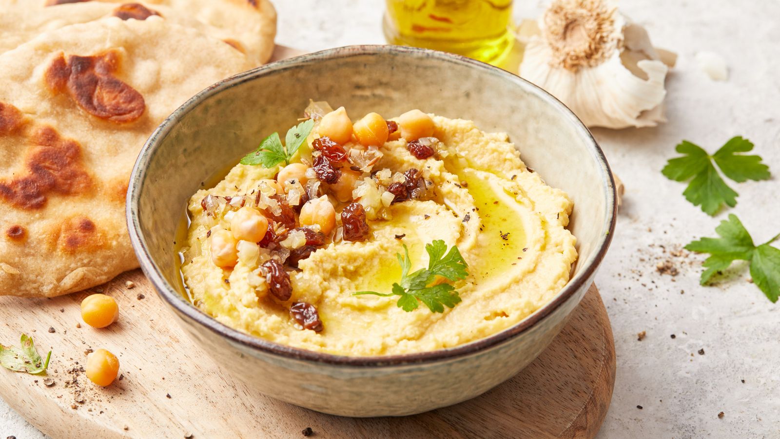 Hummus mit Safran und Rosinen