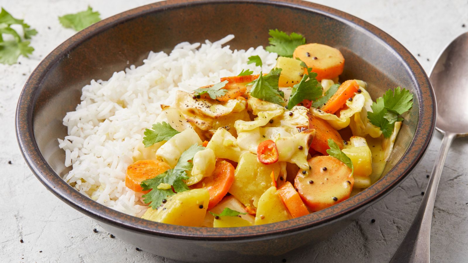 Indisches Curry mit Kartoffeln und Weisskohl