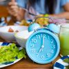 Wecker mit IF (Intermittent Fasting) 16 und 8 Diätregel und Gewichtsverlust Konzept