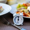 Wecker mit IF (Intermittierendes Fasten) 16 und 8 Diätregel und Gewichtsabnahmekonzept