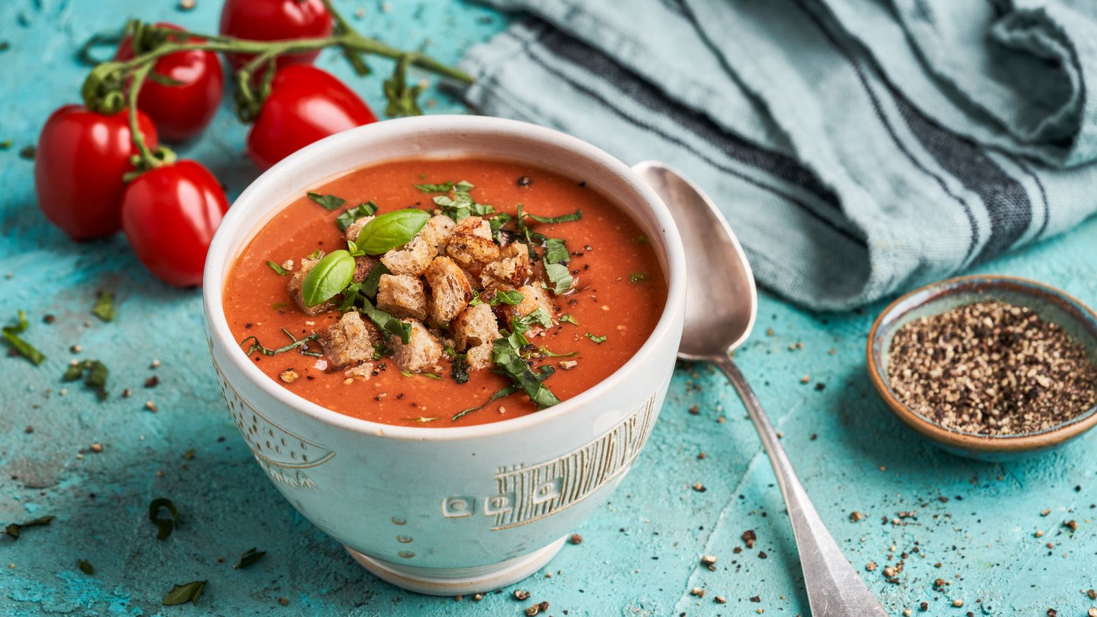 Kalte Tomatensuppe mit Basilikum und Croûtons in einer Bowl