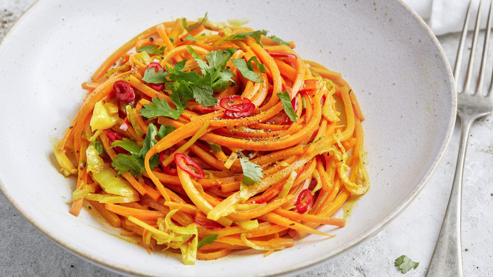 Karotten-Spaghetti mit Weisskohl und Kokosmilch