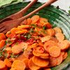 Karottensalat auf Marokkanische Art in einer Schüssel serviert
