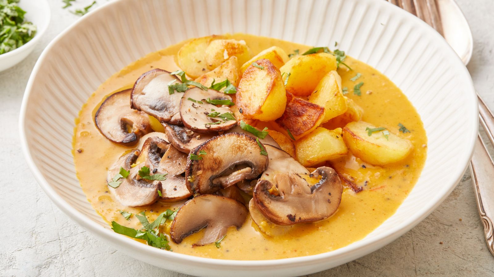 Gebratene Kartoffeln und Champignons mit Currysauce
