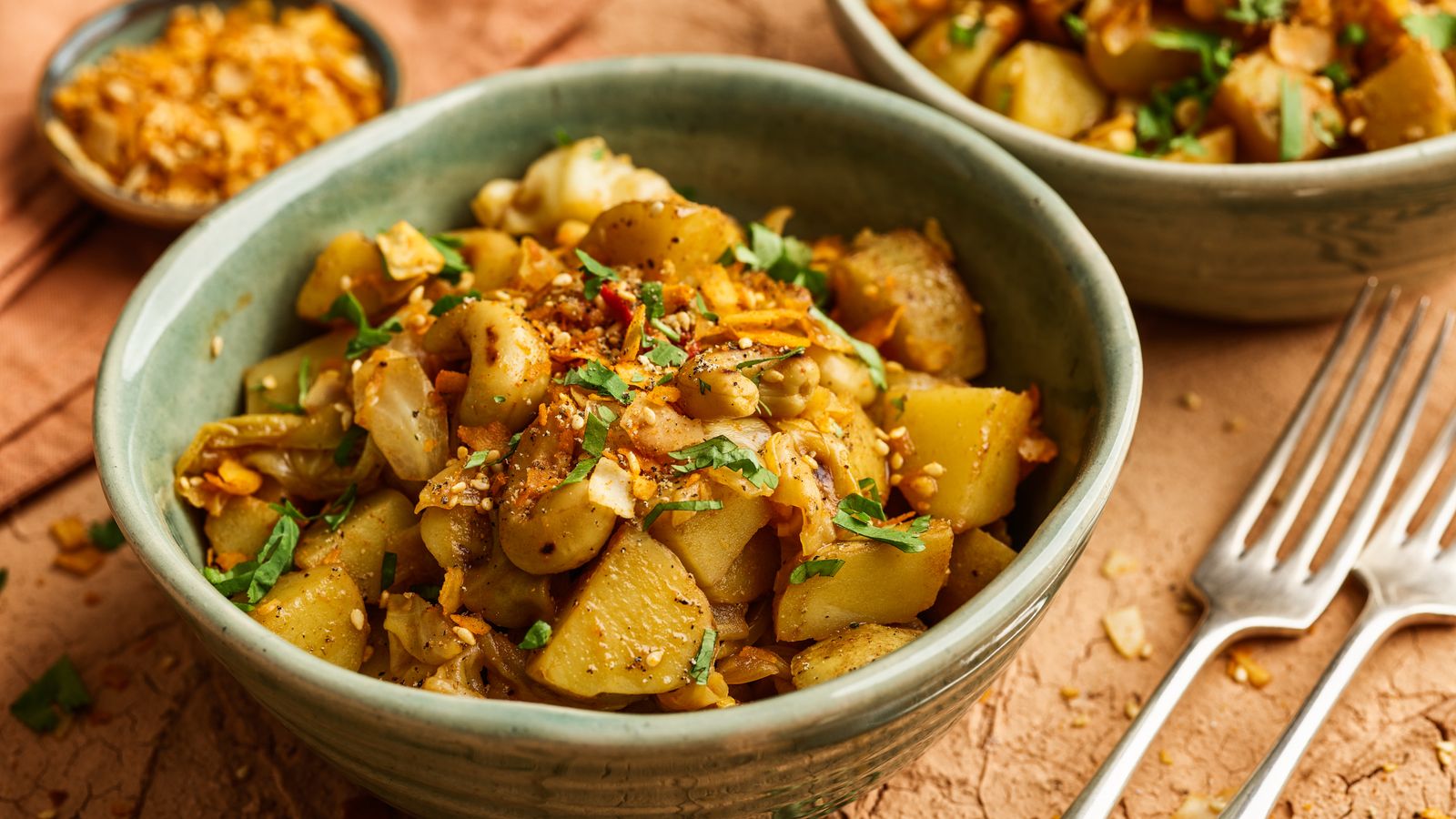 Kartoffeln mit Weisskohl und Cashews – Indisch