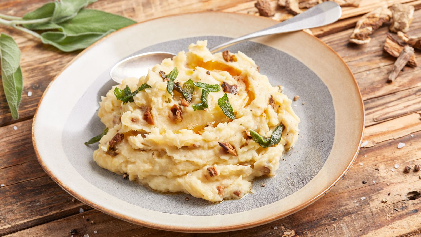 Kartoffelpüree mit Steinpilzen und Salbei auf einem Teller