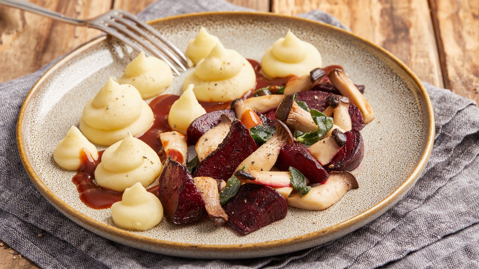 Cremiges Kartoffelpüree mit Roter Bete, Kräuterseitlingen und Salbei