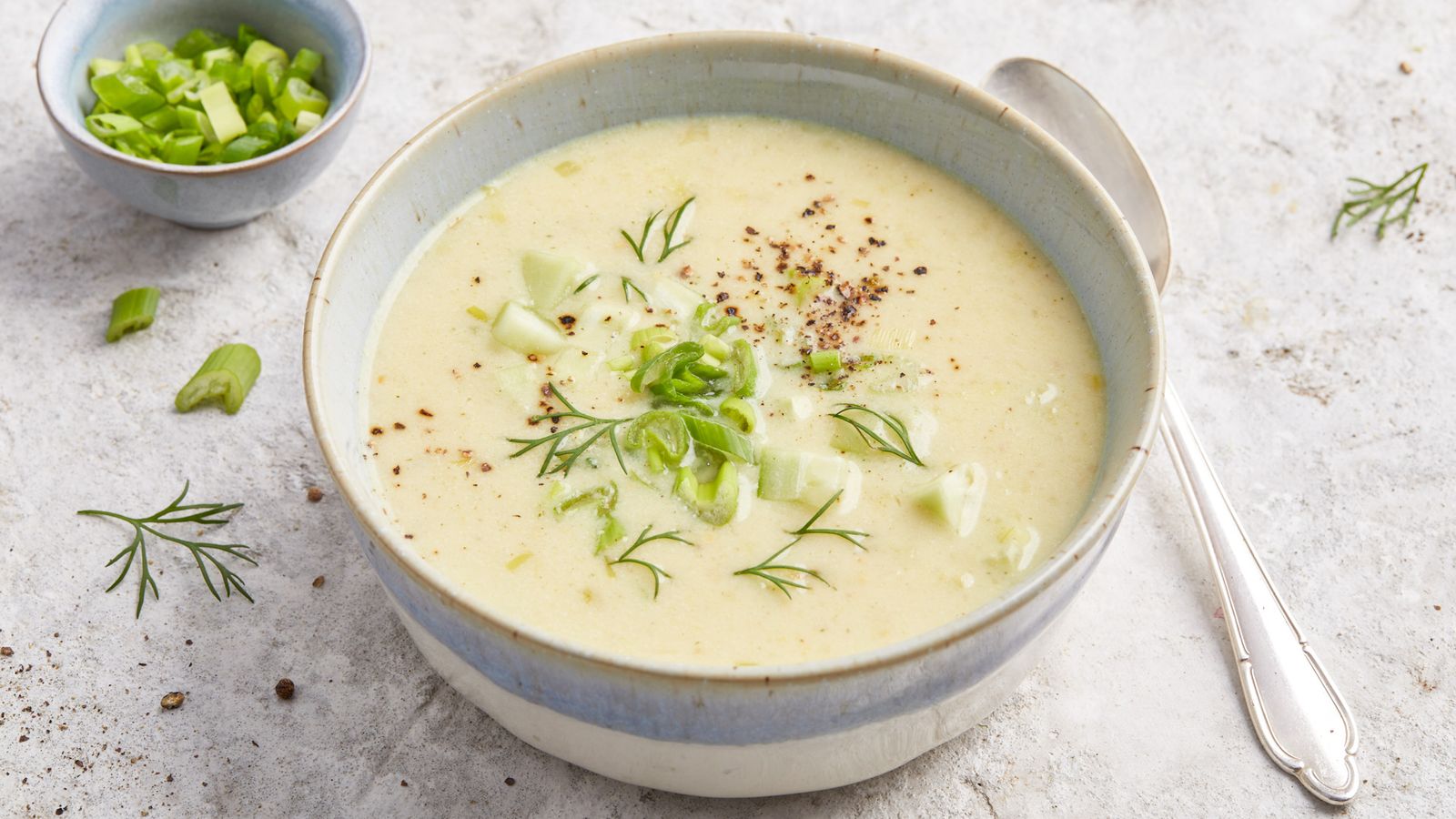 Kartoffelsuppe mit Nostrano Gurke und Dill