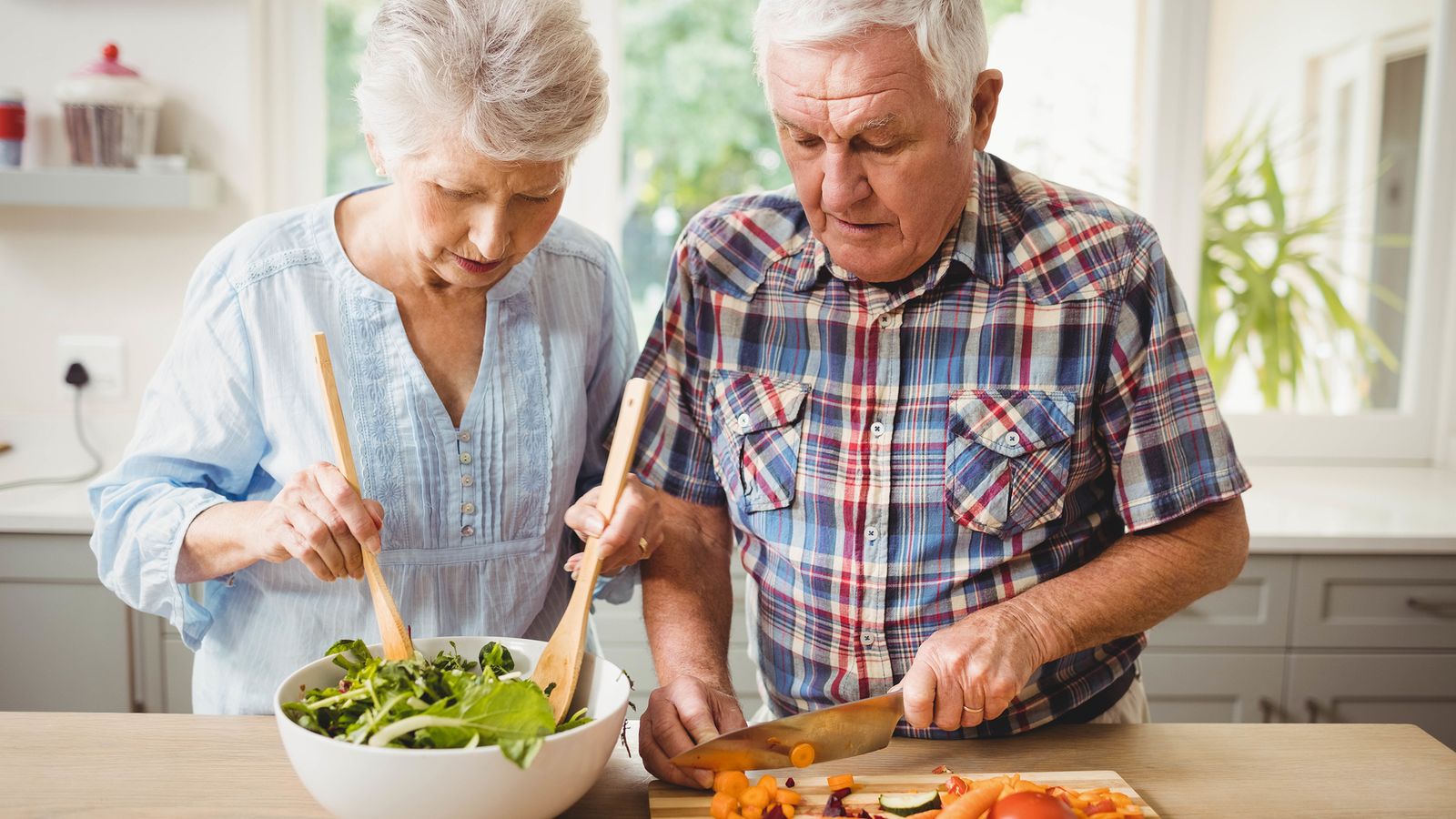Älteres Paar kocht gemeinsam