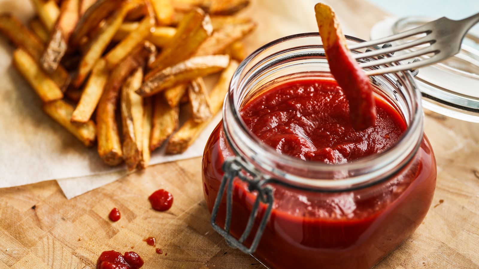 Ketchup in einem Glas serviert