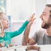 Vater pflegt eine gute Beziehung zur Tochter