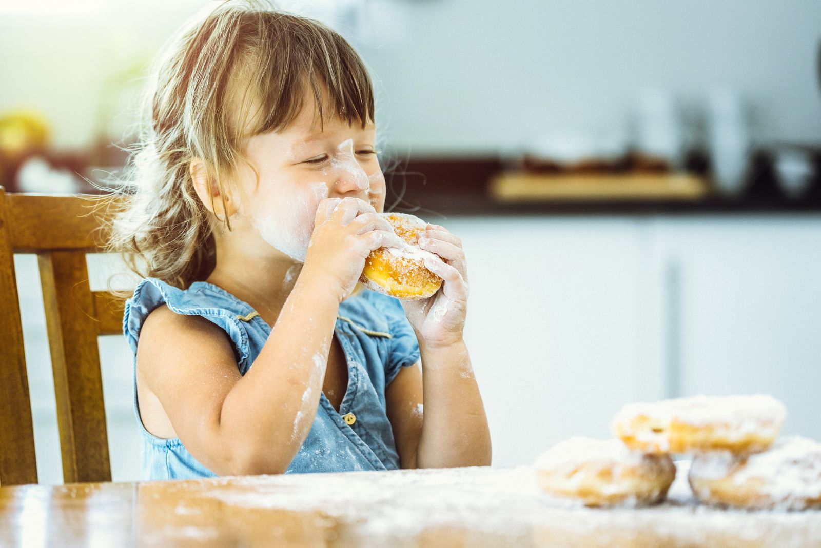 Kind isst zuckerhaltiges Gebäck