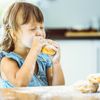 Kind isst zuckerhaltiges Gebäck