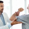 Kinesiologie: Mann macht einen Muskelwiderstandstest