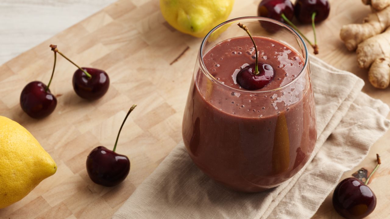Kirsch-Smoothie in einem Glas serviert