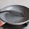 Bratpfanne aus Teflon mit Kunststofflöffel