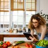Junge Frau sucht Online-Hilfe zum Kochen