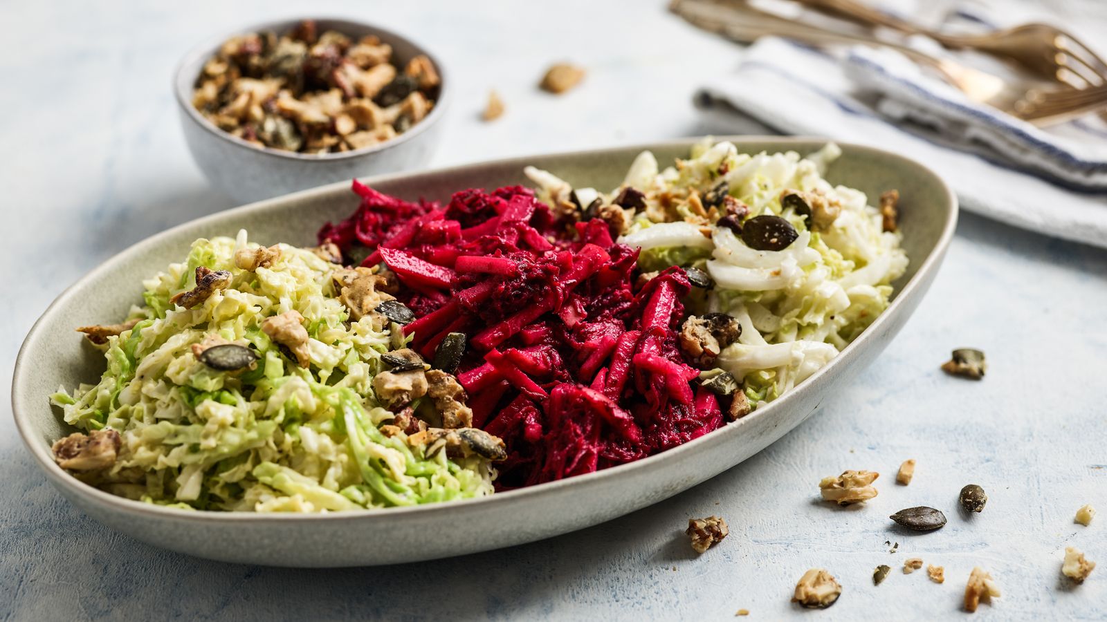 Kohlsalat in drei Varianten  in einer Schale serviert
