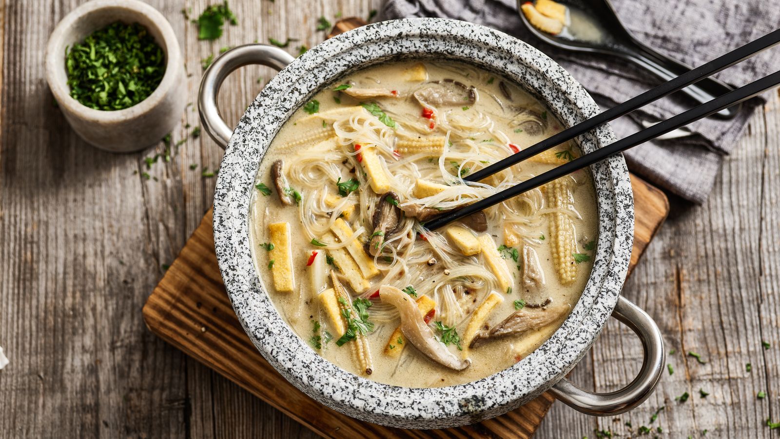 Kokosmilchsuppe mit Glasnudeln in einem Topf serviert
