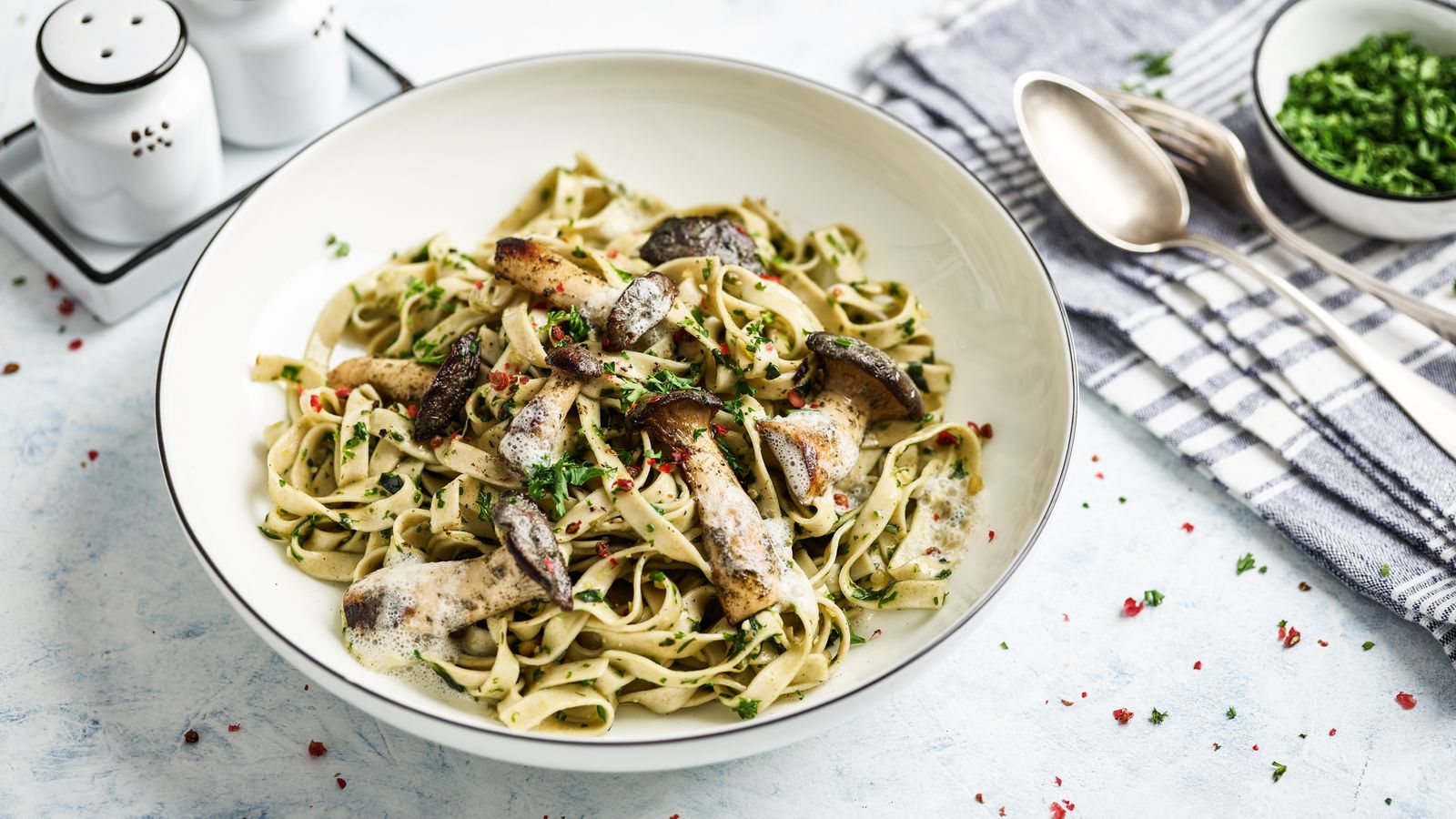 Kräuterseitlinge mit Pesto-Tagliatelle