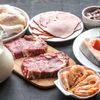 Fleisch und Milch auf einem Tisch