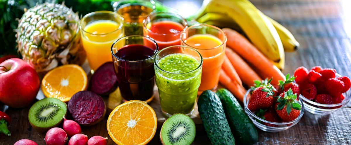 Gläser mit frischem Bio-Gemüse und Fruchtsäften