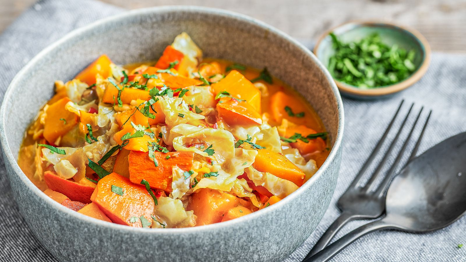 Kürbis-Curry in einer Bowl serviert