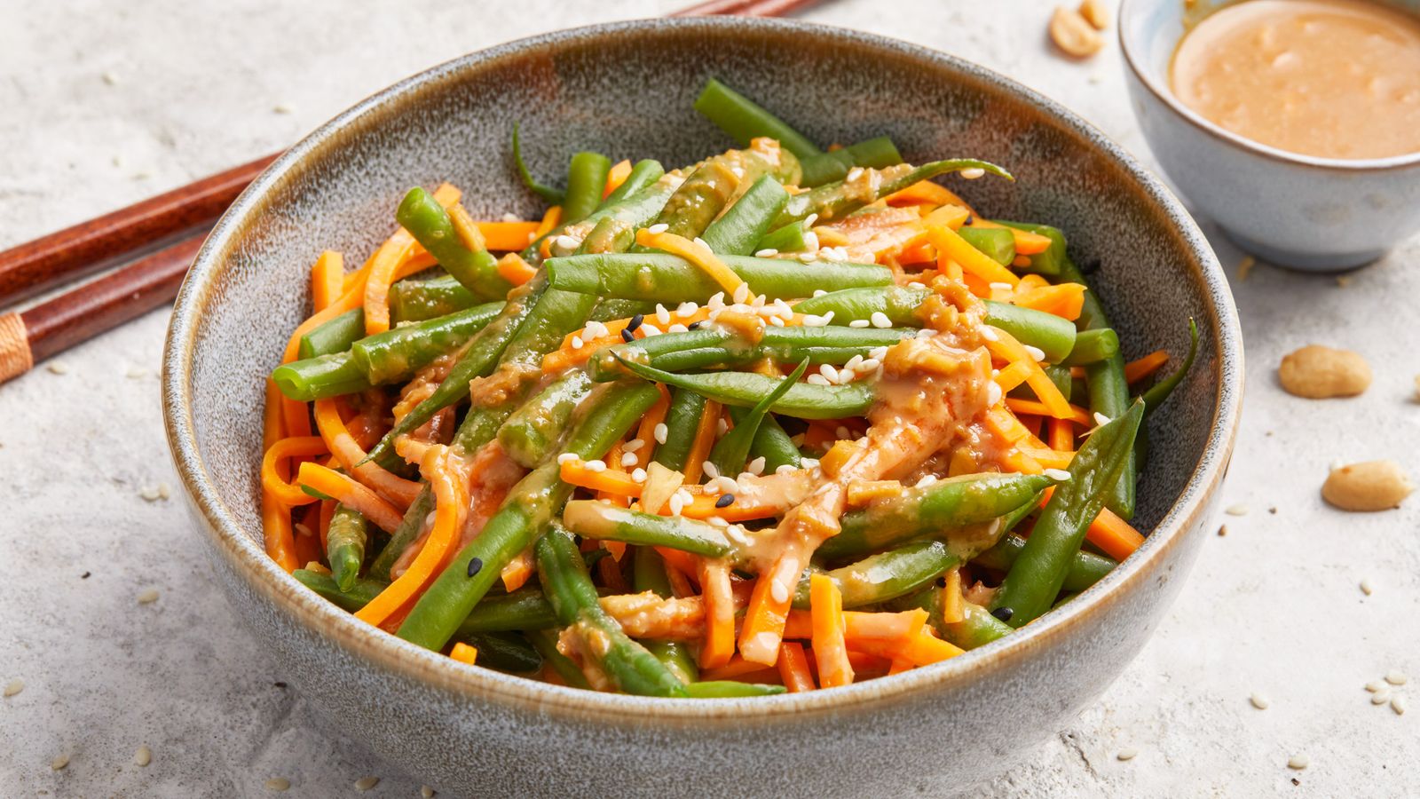 Asiatischer Kürbissalat mit Bohnen und Tahini-Dressing in einer Bowl