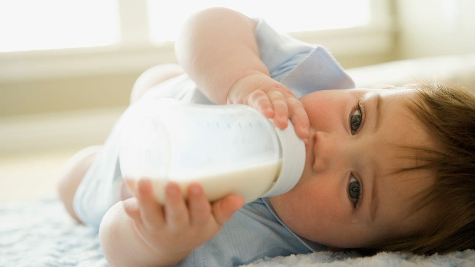 Baby trinkt Milch aus der Flasche