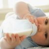 Baby trinkt Milch aus der Flasche