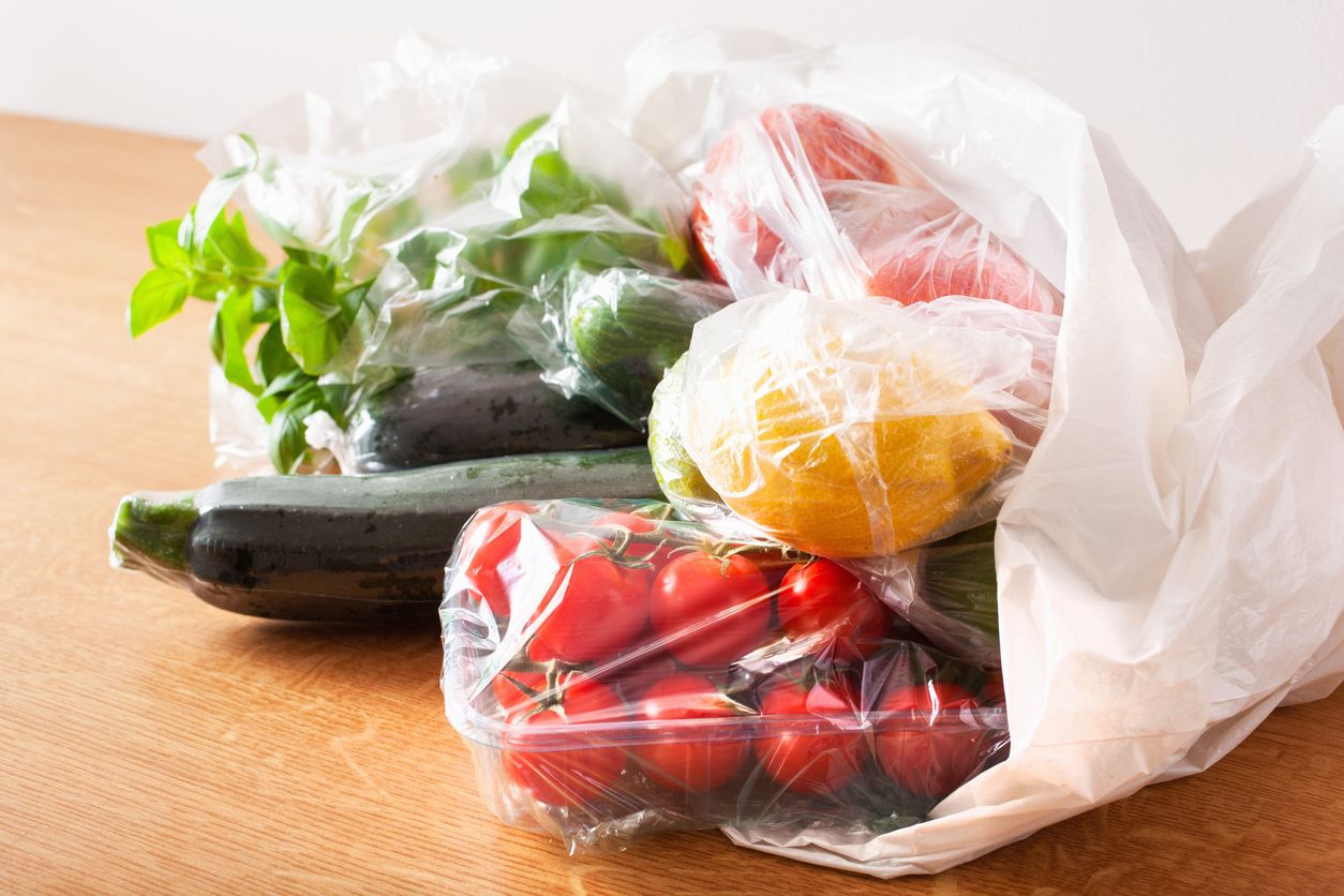 Einweg-Plastikmüll-Problem. Obst und Gemüse in Plastiktüten