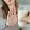 Frau mit Laktoseintoleranz lehnt Milch ab