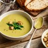 Lauch-Suppe – basisch in einer weissen Schüssel serviert