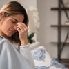 Frau fühlt sich erschöpft infolge des Leaky-Gut-Syndroms