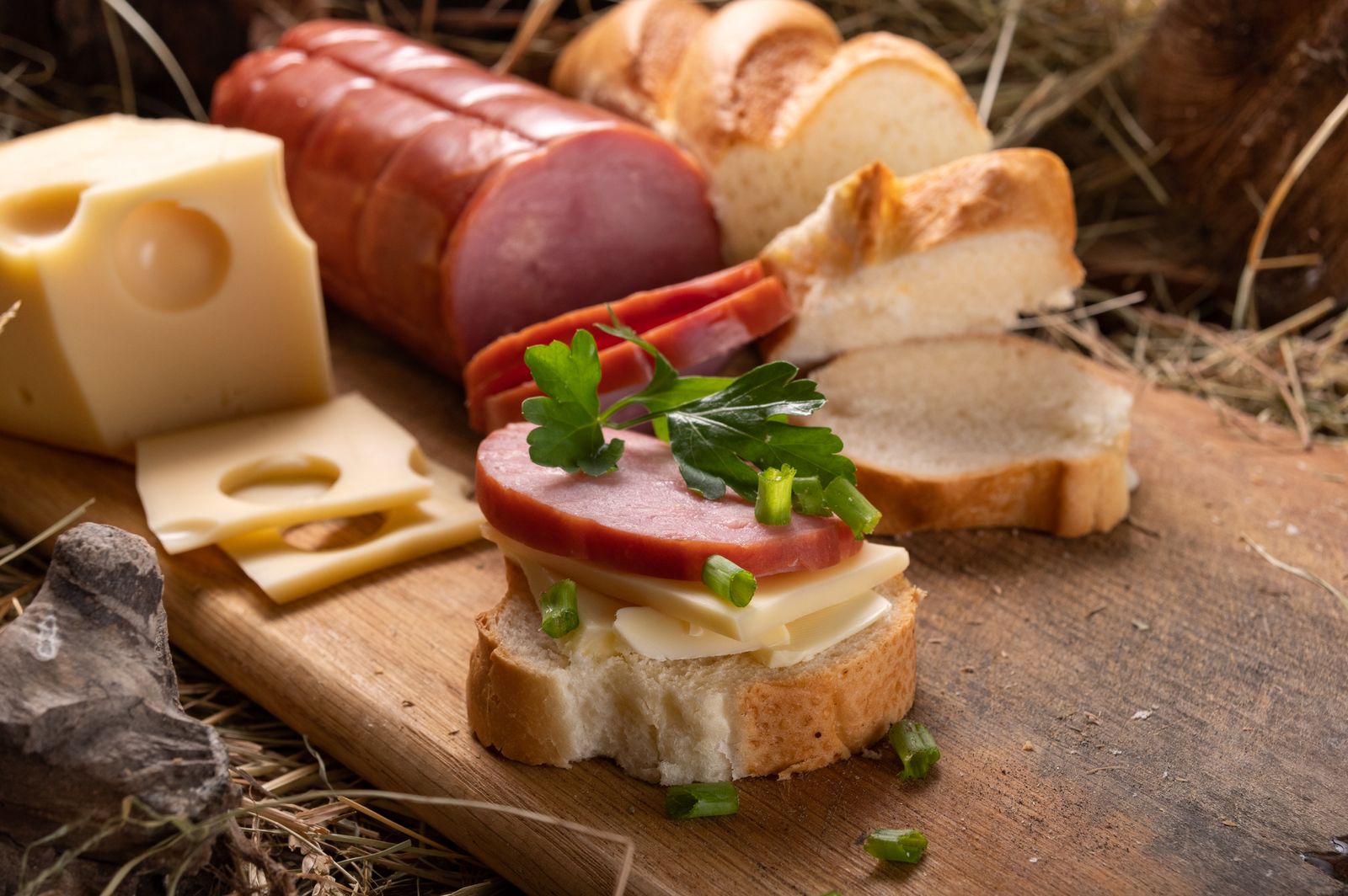Fleisch und Käse auf einem Holzbrett