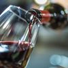 Wein wird eingeschenkt