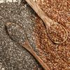 Leinsamen und Chiasamen auf einer Holzplatte