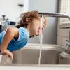 Kind trinkt Leitungswasser