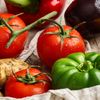 Verschiedene Gemüse wie Kartoffel, Tomaten und Paprika