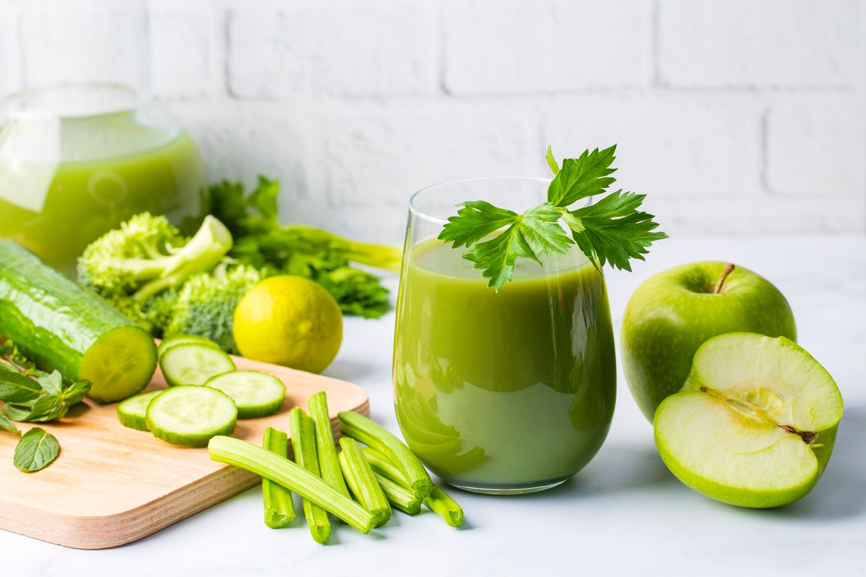 Grüner Smoothie für gesunde Ernährung und Entgiftung
