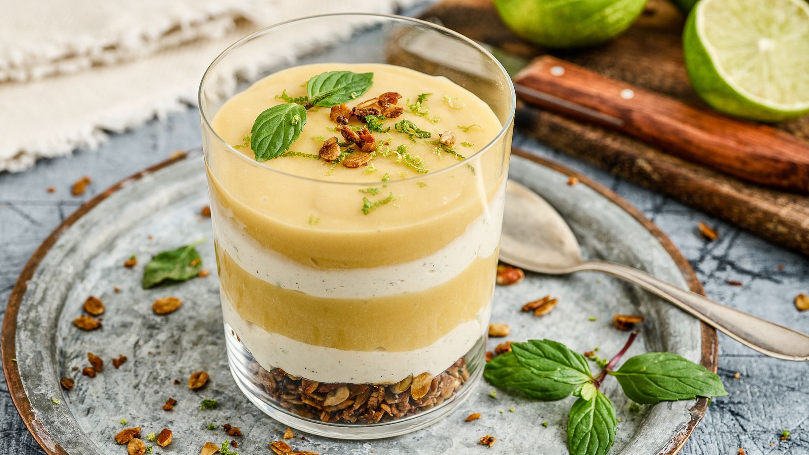 Limetten-Joghurt-Creme mit Topping in einem Glas