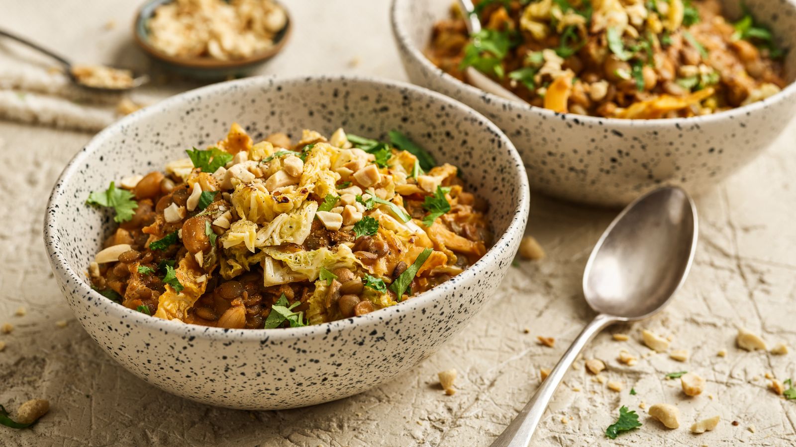 Linsen Dal mit Erdnüssen in einer Bowl