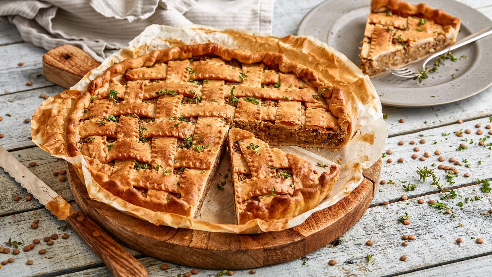 Linsenkuchen auf einer Holzunterlage