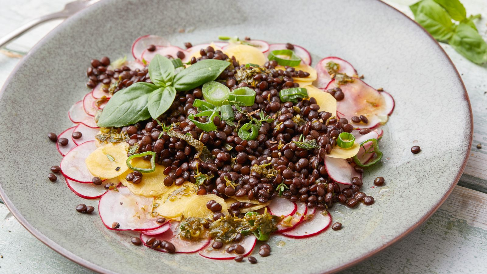 Linsensalat mit Radieschen an Kräuter-Dressing