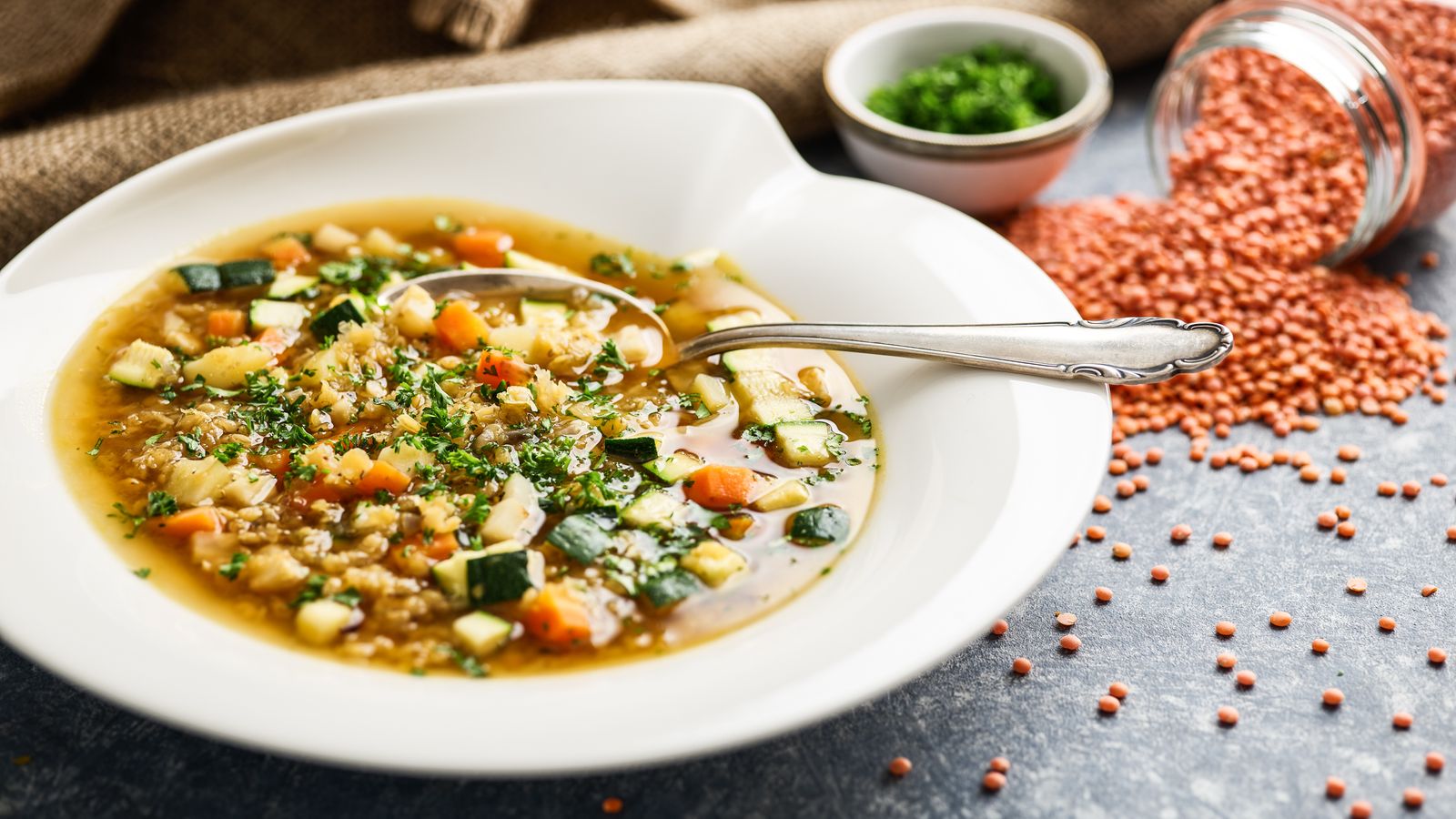 Gemüsesuppe mit Linsen in weisser Schale serviert