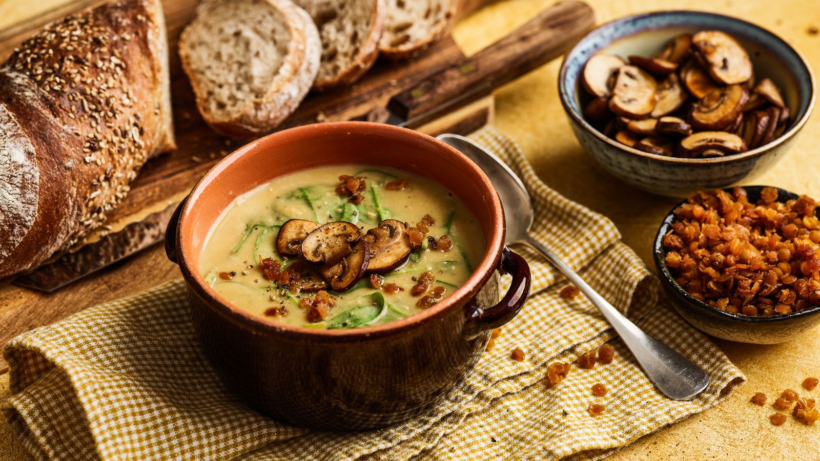 Linsensuppe mit Spinat und Pilzen in einer Bowl serviert