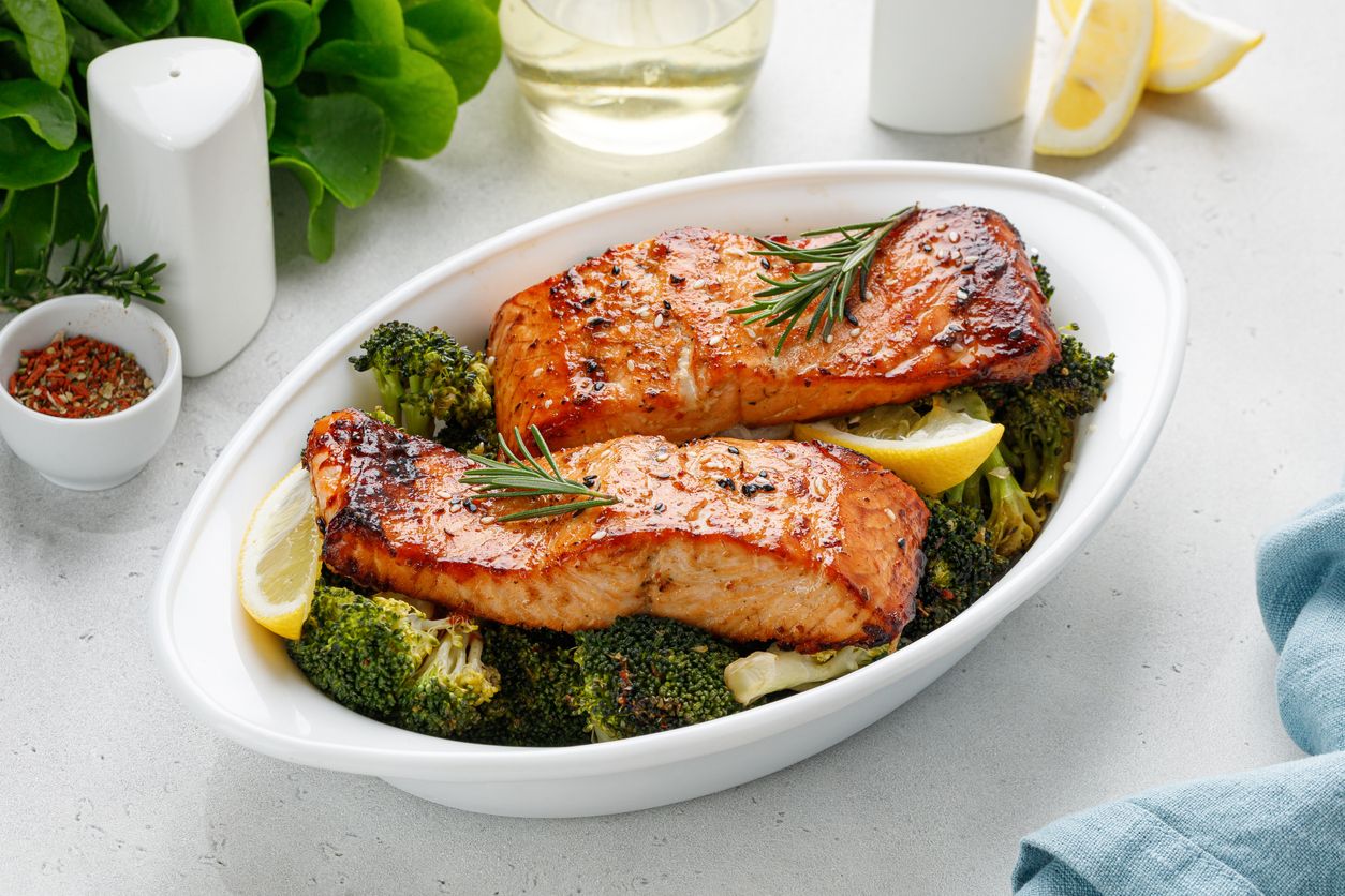 Gebackene, gebratene Fischsteaks, Scheiben. Gegrillter Lachs, Forellenfilet Fisch in Marinade mit Brokkoli in der Auflaufform
