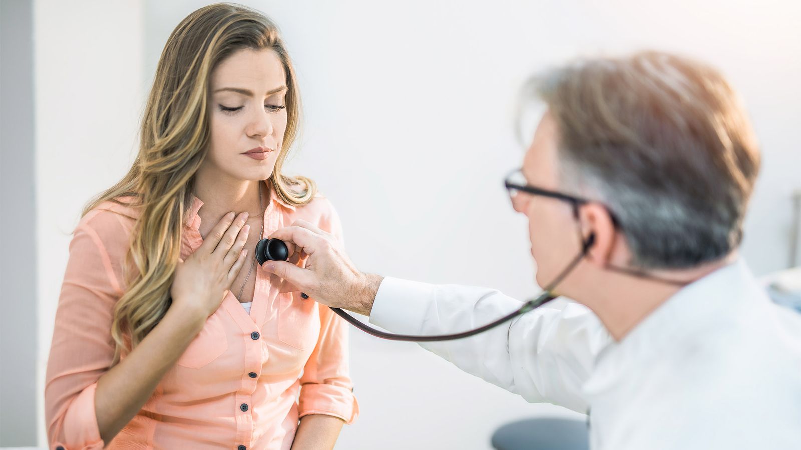 Frau ist beim Arzt wegen Lungenbeschwerden
