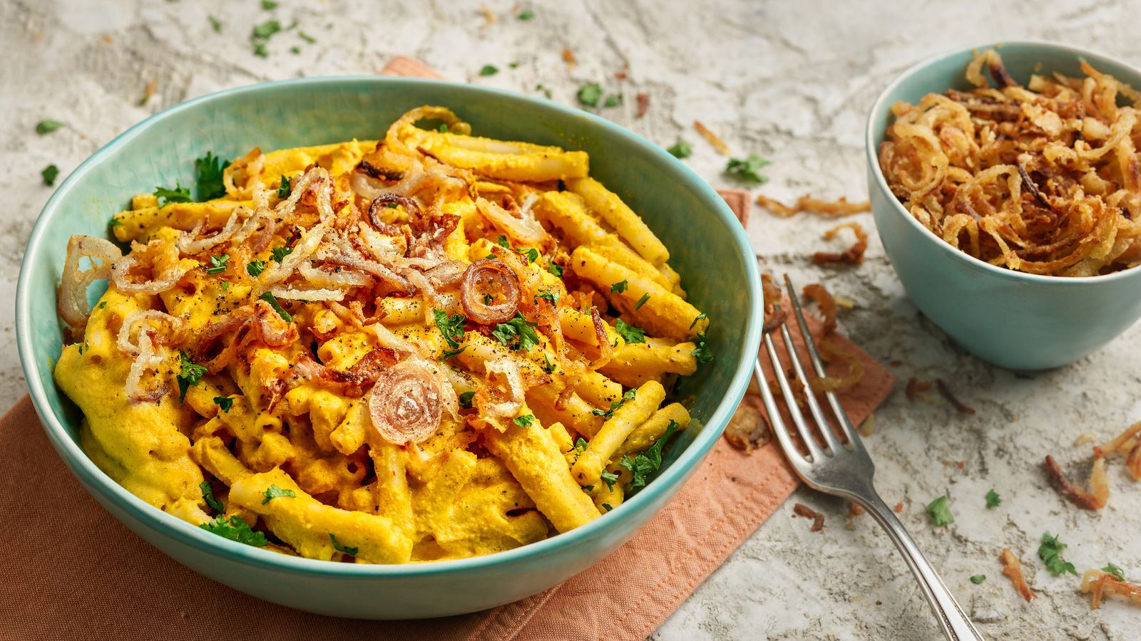 Mac and Cheese in einer Schüssel serviert